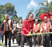 Wakil Gubernur Kalimantan Barat Krisantus Kurniawan meresmikan Rumah Adat Roming Ompuk Domauk Panu di Desa Embala Sanggau sebagai pusat pelestarian budaya Dayak.