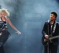 Rose BLACKPINK tampil memukau saat membuka Grammy Awards ke-68 bersama Bruno Mars di Crypto.com Arena, Los Angeles