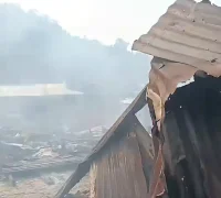 Rumah panjang 10 pintu di Kampung Long Jekitan, Sarawak, ludes terbakar dan membuat 79 warga terdampak. (Tangkapan Layar - facebook.com/borneonetwork2)