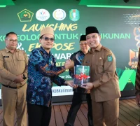 Gubernur Kalimantan Barat Ria Norsan saat peluncuran Buku Ekoteologi dan Ekspose Harmony Award 2025 di Pontianak. (MC Kalbar)