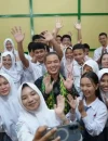 Gubernur Ria Norsan bersama para siswa dan siswi SMAN 1 Ketapang.