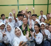 Gubernur Ria Norsan bersama para siswa dan siswi SMAN 1 Ketapang.