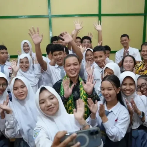 Gubernur Ria Norsan bersama para siswa dan siswi SMAN 1 Ketapang.