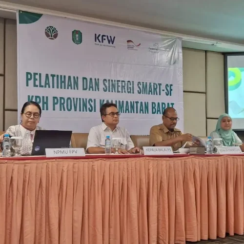 Petugas DLHK Kalbar mengikuti peluncuran sistem digital SMART SF untuk memperkuat pengawasan kawasan hutan di Kalimantan Barat.