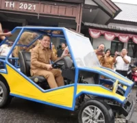 Gubernur Ria Norsan melihat dan menjajal mobil listrik karya siswa SMKN 1 Sintang, Senin (23/2/2026).