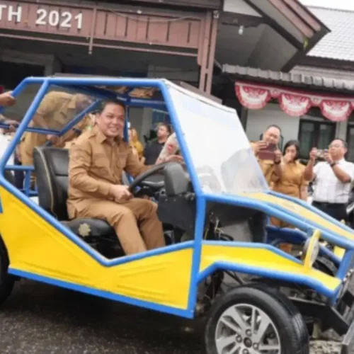Gubernur Ria Norsan melihat dan menjajal mobil listrik karya siswa SMKN 1 Sintang, Senin (23/2/2026).