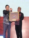 Wakil Gubernur Kalbar Krisantus Kurniawan bersama delegasi Kalbar dan Sarawak saat penutupan Sidang SOSEK MALINDO Ke-39 di Pontianak.