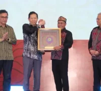 Wakil Gubernur Kalbar Krisantus Kurniawan bersama delegasi Kalbar dan Sarawak saat penutupan Sidang SOSEK MALINDO Ke-39 di Pontianak.
