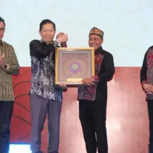 Wakil Gubernur Kalbar Krisantus Kurniawan bersama delegasi Kalbar dan Sarawak saat penutupan Sidang SOSEK MALINDO Ke-39 di Pontianak.