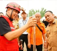 Wagub Kalbar Krisantus Kurniawan meninjau instalasi pengolahan air bersih PMI Kalbar di Kubu Raya.