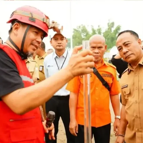 Wagub Kalbar Krisantus Kurniawan meninjau instalasi pengolahan air bersih PMI Kalbar di Kubu Raya.