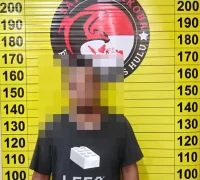 Tersangka kasus narkotika berinisial R.A. diamankan petugas Polres Kapuas Hulu saat proses penyelidikan.