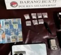 Barang bukti sabu seberat 27,54 gram, satu butir ekstasi, timbangan digital, handphone, dan uang tunai yang diamankan Tim Alap-Alap Polres Mempawah saat pengungkapan kasus di Sungai Kunyit.