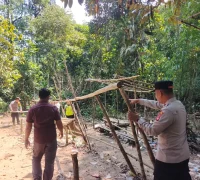 Polisi membongkar arena sabung ayam yang digunakan untuk perjudian di Kapuas Hulu.