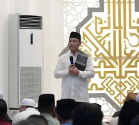 Gubernur Kalbar Ria Norsan menyampaikan kultum Safari Ramadan di Masjid Agung Kota Juang Melawi, (23/2/2026).