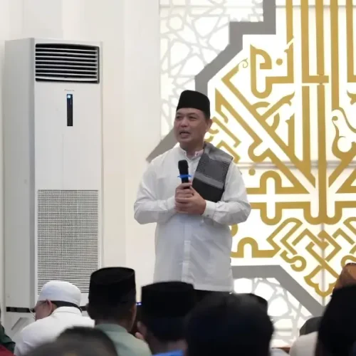 Gubernur Kalbar Ria Norsan menyampaikan kultum Safari Ramadan di Masjid Agung Kota Juang Melawi, (23/2/2026).