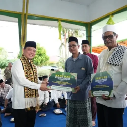 Gubernur Kalbar Ria Norsan saat Safari Ramadan di Keraton Al-Mukarramah Sintang bersilaturahmi dengan tokoh agama, tokoh adat, dan masyarakat.