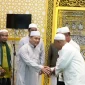 Gubernur Kalbar Ria Norsan menyerahkan bantuan operasional Rp25 juta dan perlengkapan ibadah kepada Masjid Babul Mukminin saat Safari Subuh di Teluk Batang, Kayong Utara.