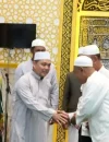 Gubernur Kalbar Ria Norsan menyerahkan bantuan operasional Rp25 juta dan perlengkapan ibadah kepada Masjid Babul Mukminin saat Safari Subuh di Teluk Batang, Kayong Utara.