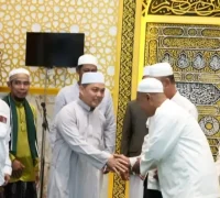 Gubernur Kalbar Ria Norsan menyerahkan bantuan operasional Rp25 juta dan perlengkapan ibadah kepada Masjid Babul Mukminin saat Safari Subuh di Teluk Batang, Kayong Utara.