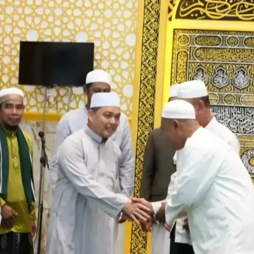 Gubernur Kalbar Ria Norsan menyerahkan bantuan operasional Rp25 juta dan perlengkapan ibadah kepada Masjid Babul Mukminin saat Safari Subuh di Teluk Batang, Kayong Utara.