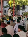 Bupati Sambas Satono menyambut Kepala KJRI Kuching Abdullah Zulkifli di Rumah Dinas Bupati.