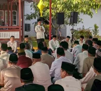 Bupati Sambas Satono menyambut Kepala KJRI Kuching Abdullah Zulkifli di Rumah Dinas Bupati.