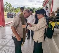 Bupati Sambas Satono menyambut Kepala BGN RI Dadan Hindayana saat kunjungan kerja Program MBG di Kantor Bupati Sambas, Kamis (12/2/2026).