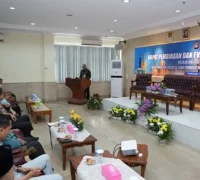 Sekda Kalimantan Barat Harisson memimpin rapat pembinaan dan evaluasi pelayanan Samsat se-Kalbar terkait inovasi layanan dan peningkatan PAD. (MC Kalbar)