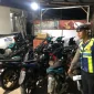 Petugas Satlantas Polres Sekadau menertibkan sepeda motor berknalpot brong saat razia dini hari, Minggu (8/2/2026).