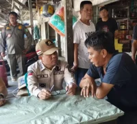 Bupati dan Wakil Bupati Sambas, Satono-Heroaldi, duduk santai ngopi bareng warga Jawai menyerap aspirasi masyarakat. (MC Sambas)