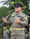 Bupati Kubu Raya Sujiwo memberikan arahan kepada jajaran Satpol PP saat apel di halaman Kantor Bupati Kubu Raya, Kamis (29/10/2026). (Foto: Prokopim KKR)