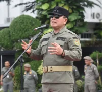 Bupati Kubu Raya Sujiwo memberikan arahan kepada jajaran Satpol PP saat apel di halaman Kantor Bupati Kubu Raya, Kamis (29/10/2026). (Foto: Prokopim KKR)