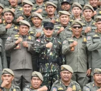 Bupati Sujiwo memberikan arahan kepada Satpol PP Kubu Raya saat Apel Siap Siaga di halaman Kantor Bupati, Jumat (13/2/2026).