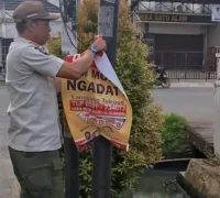 Petugas Satpol PP Pontianak menertibkan pamflet dan reklame liar yang dipasang di tiang listrik dan fasilitas umum. (instagram.com/polpp.ptk)