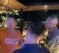 Petugas Satpol PP Pontianak menegur pengelola kafe bising dalam operasi penertiban malam hari. (instagram.com/polpp.ptk)