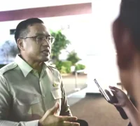 Dirut Pertamina Simon Aloysius Mantiri usai rapat dengan Presiden Prabowo di Istana Merdeka Dirut Pertamina Simon Aloysius Mantiri usai rapat dengan Presiden Prabowo di Istana Merdeka. (BPMI Setpres)