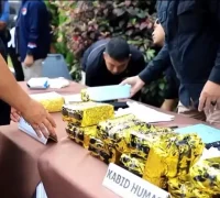 Screenshot 2025-10-17 114939 Polda Jabar menunjukkan barang bukti sabu, ganja, dan senjata api hasil pengungkapan jaringan narkoba internasional. (instagram.com/humaspoldajabar)