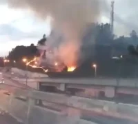 Tangkapan layar -Rekaman video memperlihatkan kobaran api besar dan asap tebal saat kebakaran hutan melanda kawasan Taman Perdana Heights, Seksyen U10, Puncak Perdana, Shah Alam. (x.com/Msia_Update)
