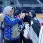 Screenshot 2025-10-31 035717 Kepala Disporapar Kalbar Windy Prihastari mengalungkan medali kepada atlet pada penutupan Kejurnas Bola Tangan 2025 di Pontianak. (instagram.com/disporaparkalbar)