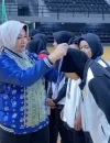 Screenshot 2025-10-31 035717 Kepala Disporapar Kalbar Windy Prihastari mengalungkan medali kepada atlet pada penutupan Kejurnas Bola Tangan 2025 di Pontianak. (instagram.com/disporaparkalbar)