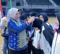 Kepala Disporapar Kalbar Windy Prihastari mengalungkan medali kepada atlet pada penutupan Kejurnas Bola Tangan 2025 di Pontianak. (instagram.com/disporaparkalbar)