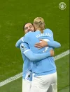 Erling Haaland merayakan gol keduanya bersama rekan setim Manchester City di Etihad Stadium. (instagram.com/mancity)