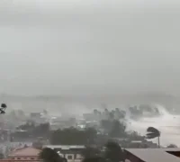 Gelombang besar dan hujan deras melanda wilayah Luzon akibat Topan Super Fung-wong. (x.com/clarkron_2008)