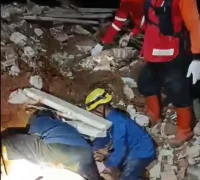 Tim SAR mengevakuasi warga dan mencari korban hilang akibat longsor yang menerjang tiga desa di Kabupaten Cilacap. (x.com/BNPB_Indonesia)