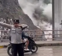 Awan panas guguran Gunung Semeru meluncur sejauh 5,5 kilometer ke arah Besuk Kobokan, membuat status vulkanik dinaikkan menjadi Awas (Level IV) dan memicu evakuasi warga serta pendaki. (x.com/bidhumas_jatim)