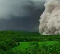 Asap putih tebal membumbung dari kawah Gunung Semeru saat aktivitas vulkanik meningkat, 22 November 2025. (x.com/GameBUSD)