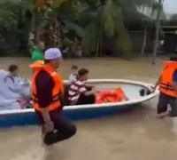 Warga Malaysia dievakuasi saat banjir besar melanda tujuh negara bagian selama musim monsun. (x.com/1SanatanSatya)