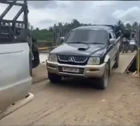 Petugas BNPB menyalurkan bantuan logistik banjir di wilayah Sumatera. (Dok. bnpb)