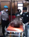 Petugas Polsek Seberuang mengevakuasi jenazah AP dari tepi jalan poros Desa Gurung, Kecamatan Seberuang, Kapuas Hulu.